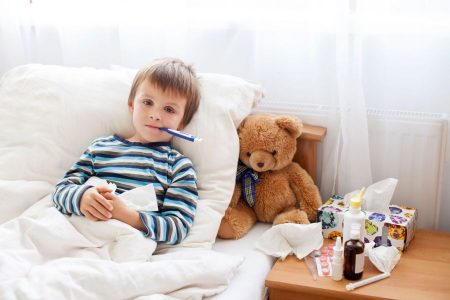 Los peligros de la automedicación con antibióticos en los niños