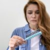 Mujer mirando un cepillo con pelo