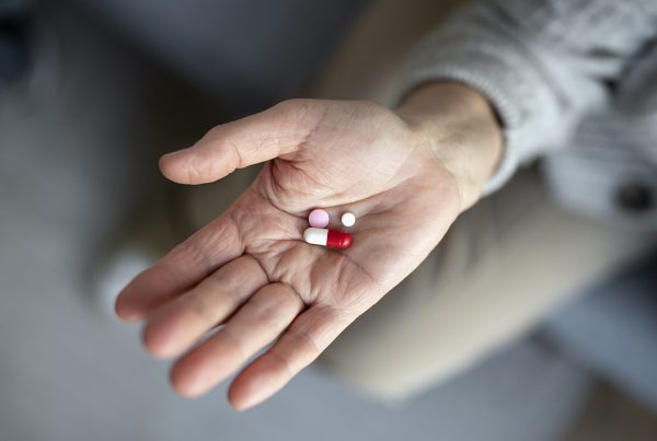 Mano mostramdo tres pastillas