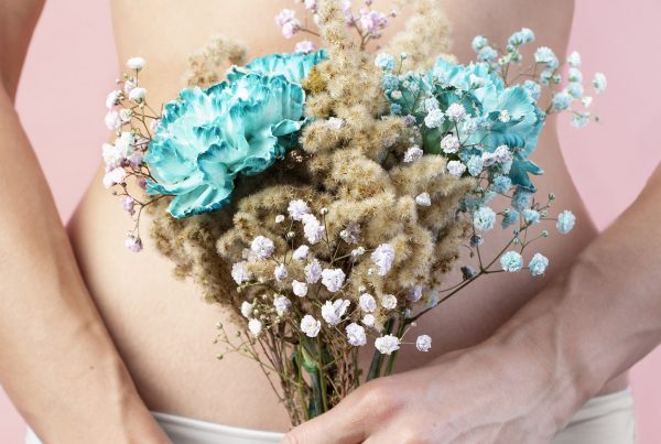 flores en el vientre de una mujer