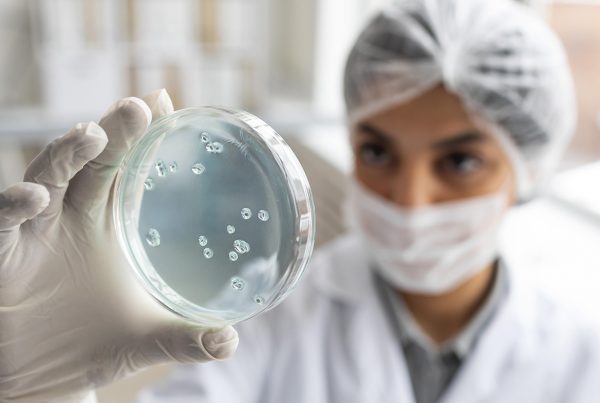 Cientifica examina una muestra biológica en un laboratorio